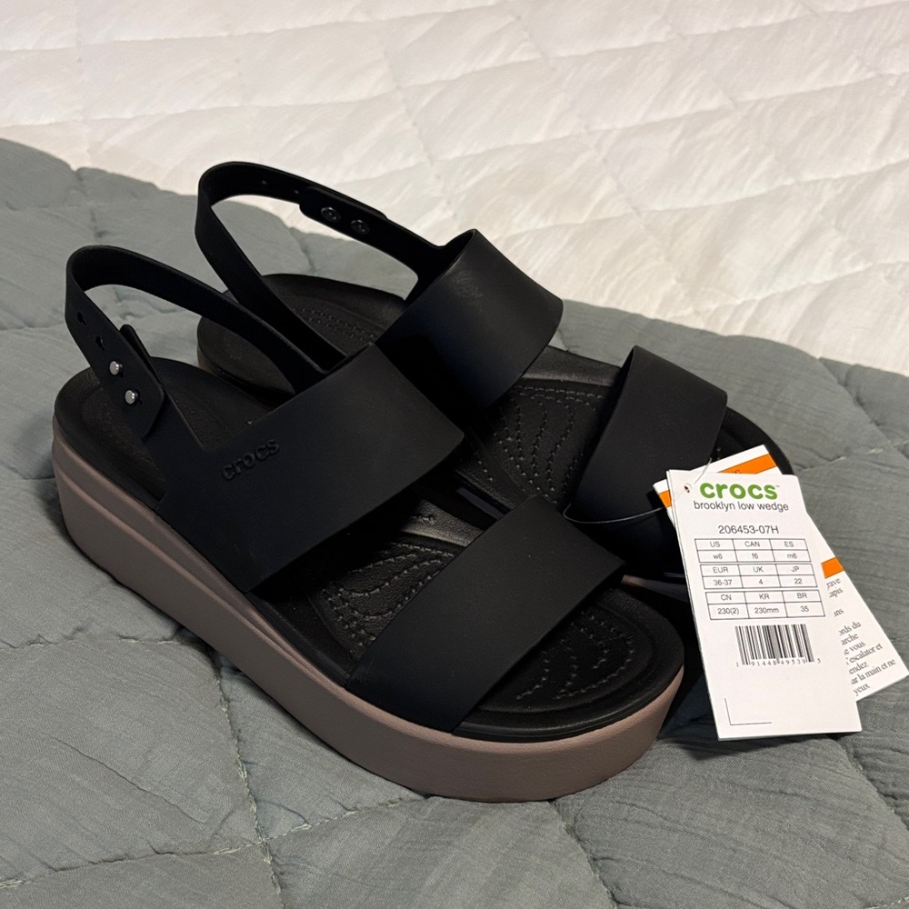 NWT CROCS Brooklyn Low Wedge Women's Black and Tan Platform Sandals Size 6